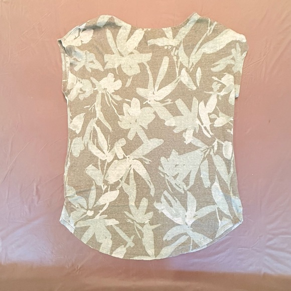 Cynthia Rowley Gray and Green 100% Linen Sleeveless Leaf Print Blouse Size Med - Picture 2 of 6